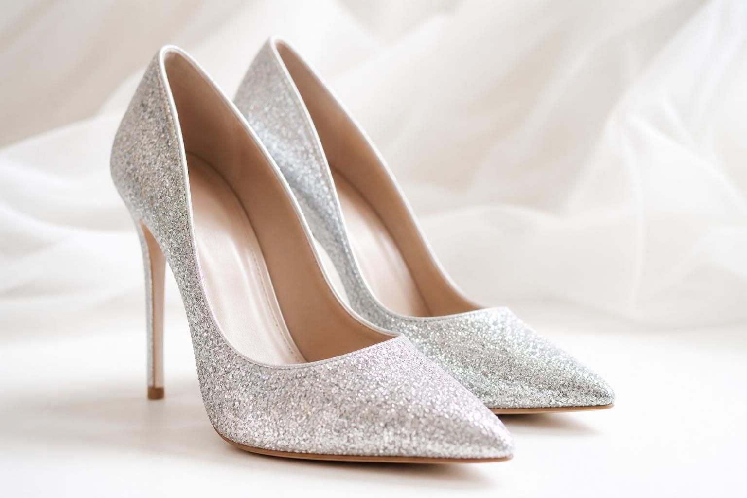 découvrez notre collection élégante de chaussures de mariée à paillettes, parfaites pour ajouter une touche de glamour et d'éclat à votre jour spécial.