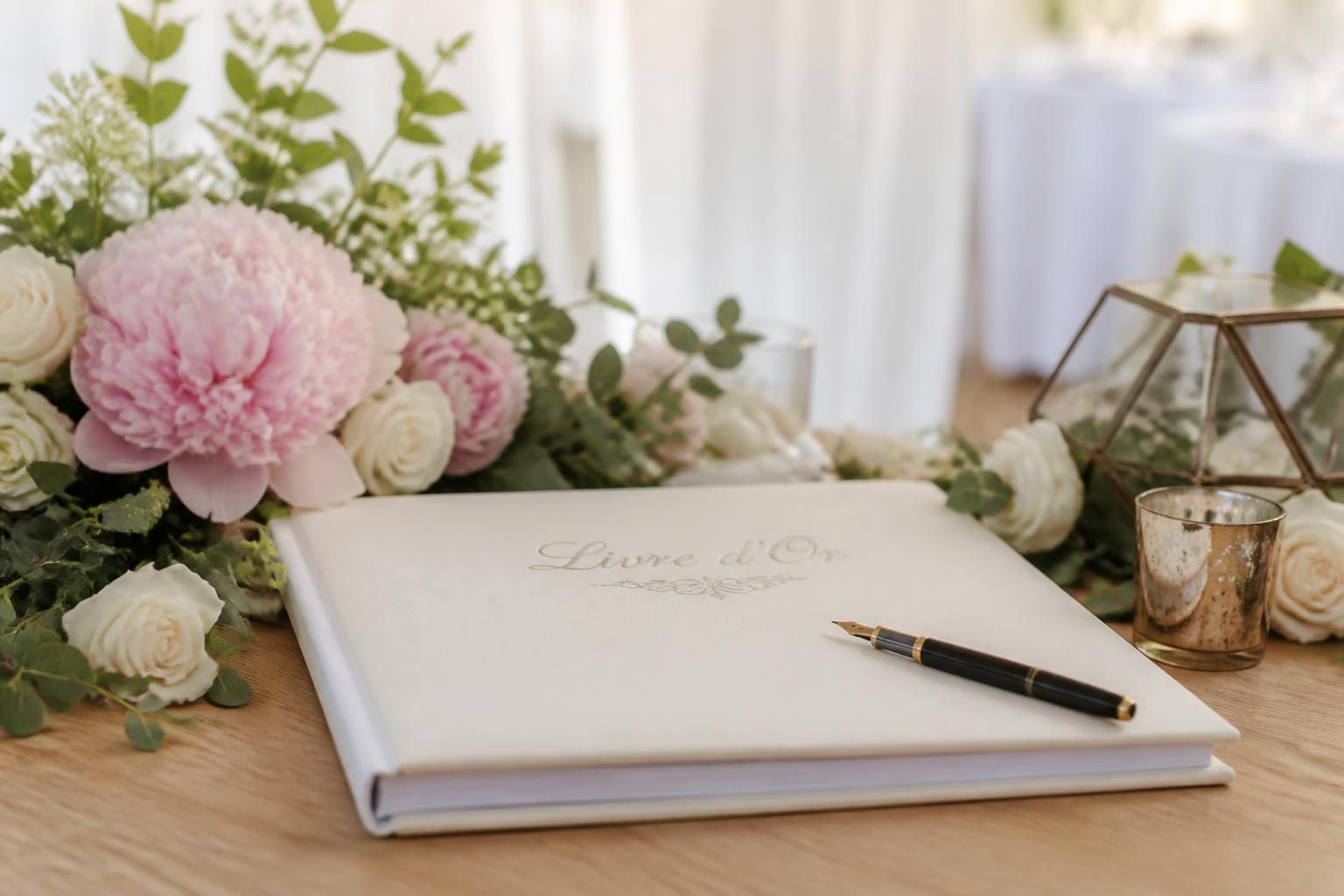 découvrez des idées inspirantes et touchantes pour rédiger un texte parfait dans un livre d'or de mariage, afin de laisser un souvenir mémorable aux mariés.