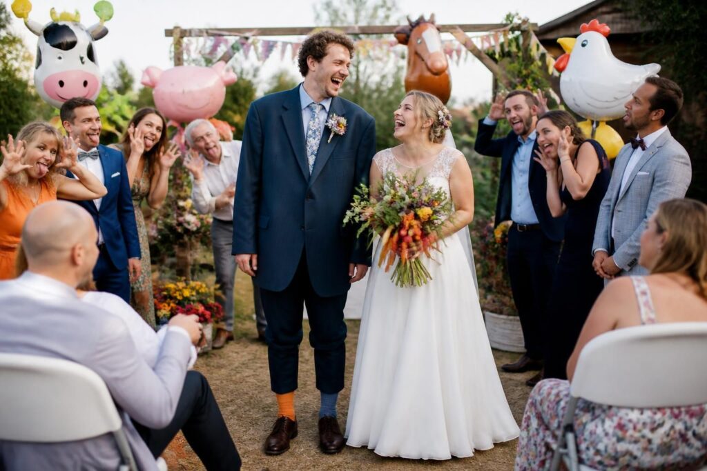 découvrez des vœux de mariage humoristiques pour faire rire les mariés et leurs invités, apportant joie et légèreté à ce moment unique.