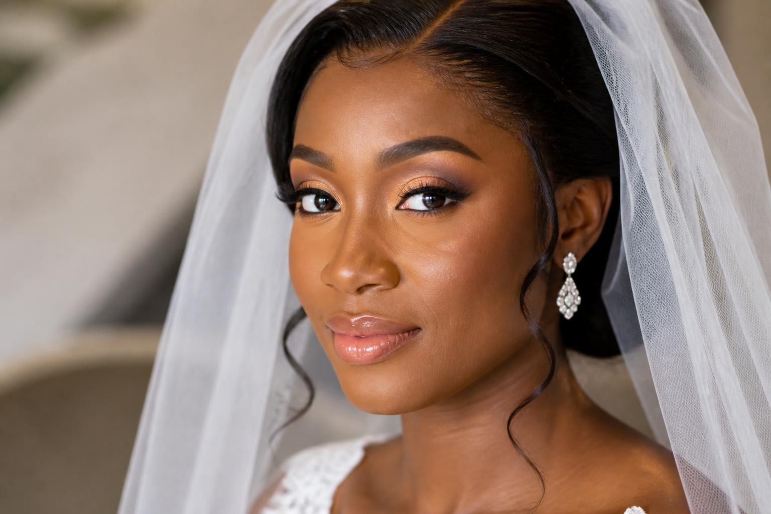 découvrez des conseils et astuces de maquillage spécialement adaptés pour sublimer la peau noire le jour de votre mariage, avec des produits et techniques qui mettent en valeur votre beauté naturelle.