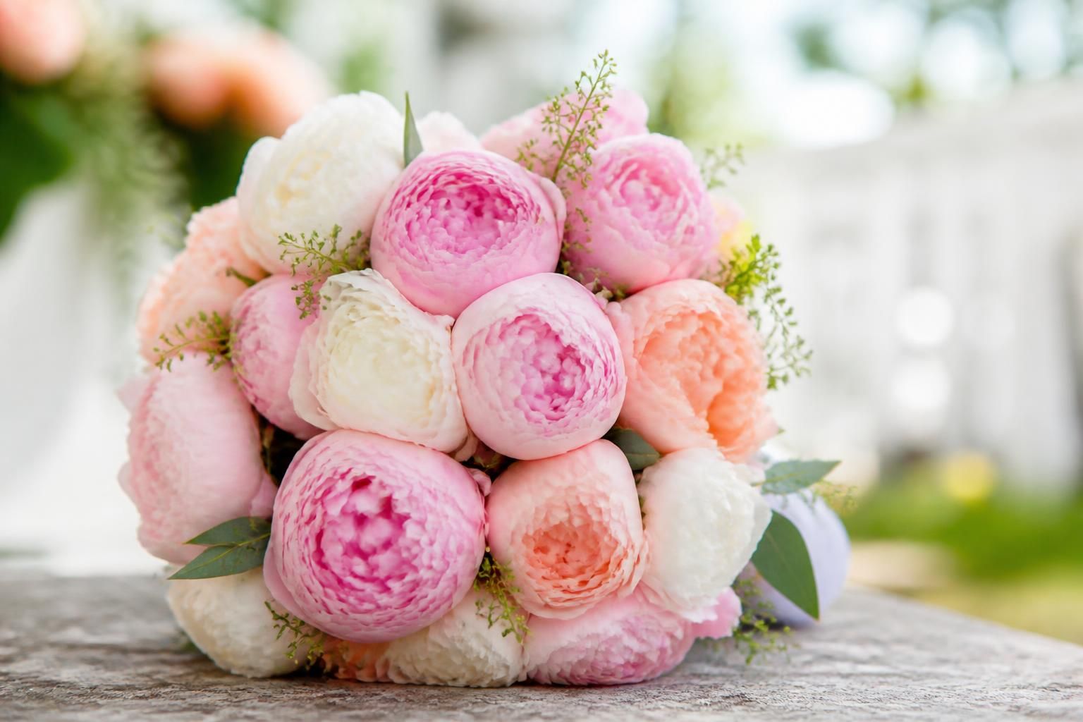 découvrez le charme romantique du bouquet de mariée en pivoines, une touche élégante et raffinée pour sublimer votre journée spéciale.