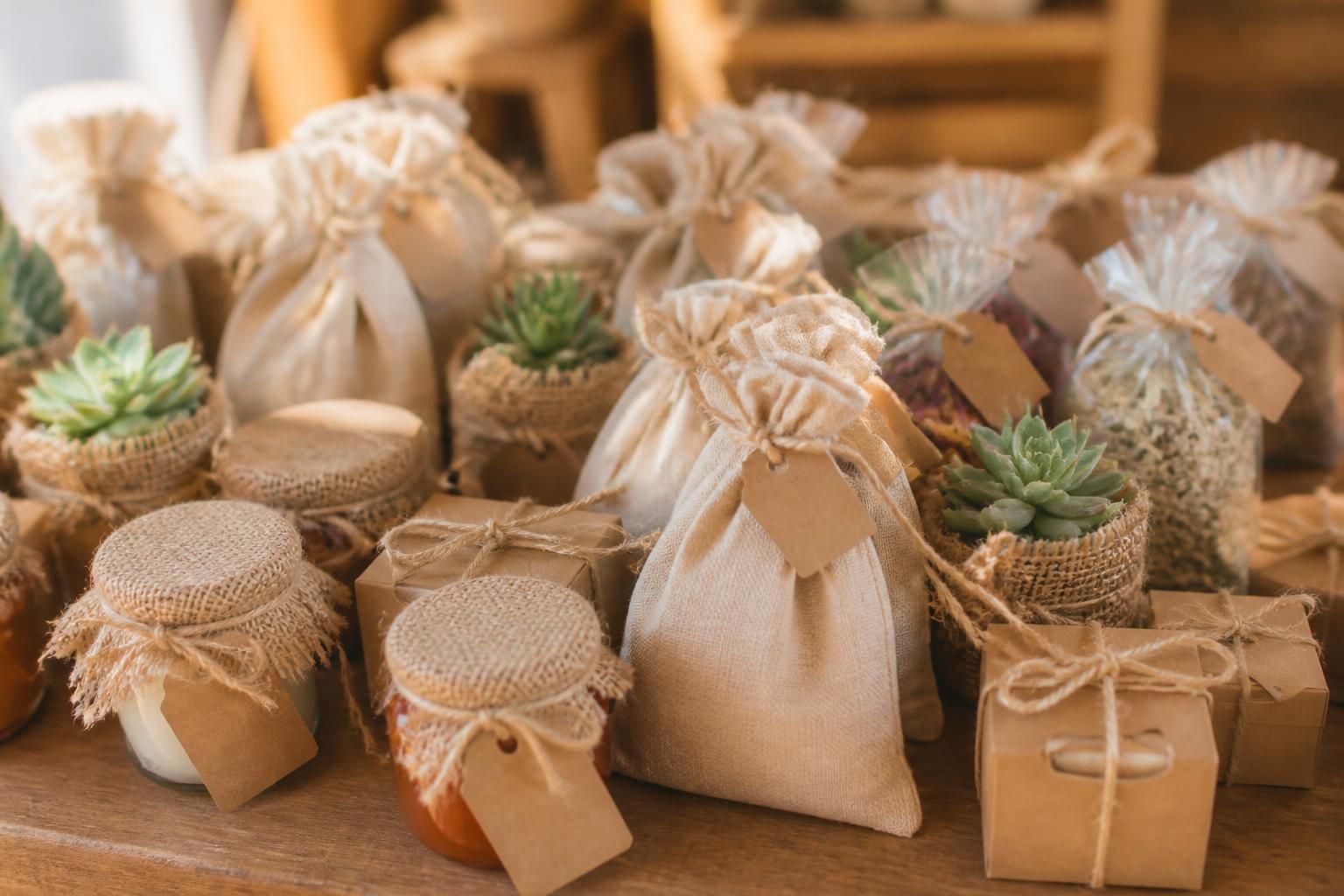 découvrez des idées créatives et faciles de cadeaux d'invités faits maison (diy) pour rendre vos événements uniques et mémorables.