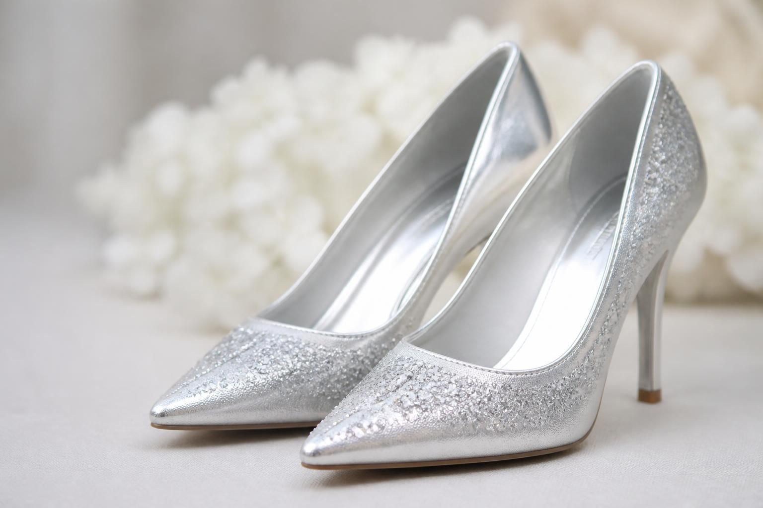 découvrez notre collection élégante de chaussures de mariée argentées, alliant style et confort pour illuminer votre grand jour.