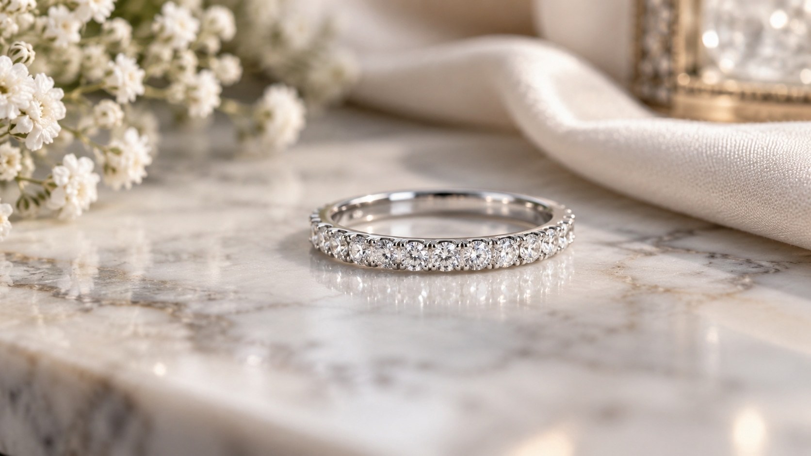 Alliance sertie de diamants sur un plateau en marbre